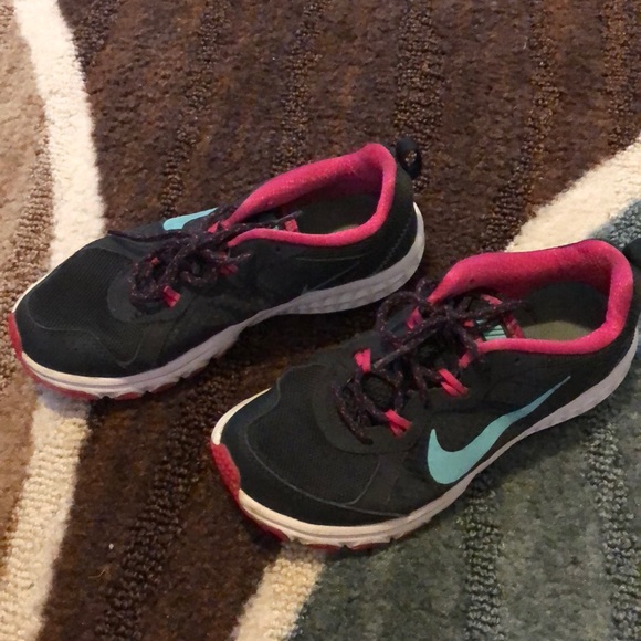 Tennis shoes - Picture 2 of 2